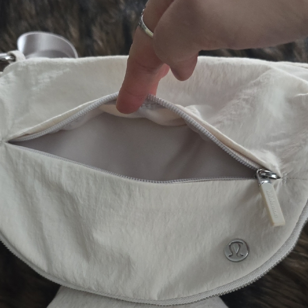 Lululemon Athletica Cream Crossbody Bag - Picture 8 of 8
